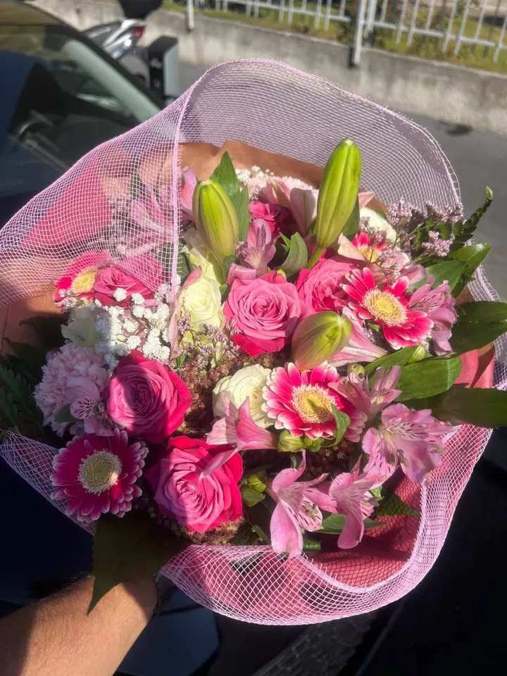 Pink and white bouquet from an actual Florist Mia delivery in Milan